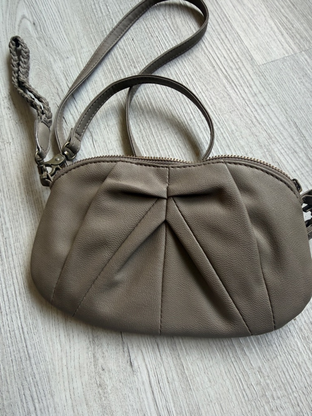 Deena‎ & Ozzy Taupe Crossbody Bag Pleated Front Vegan Leather - Picture 4 of 8